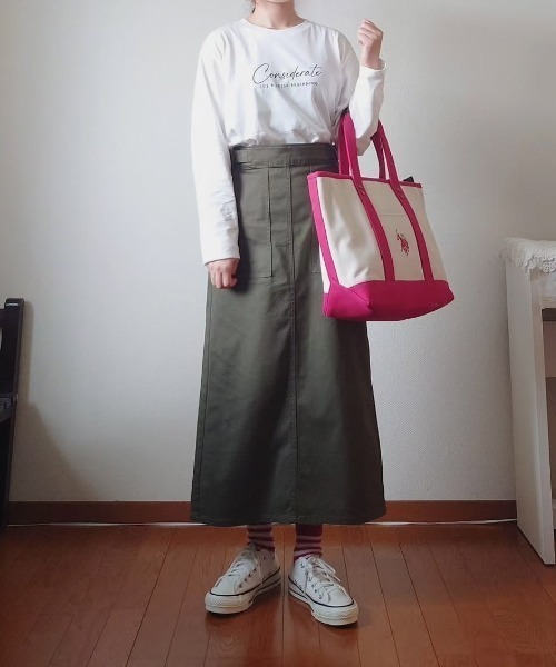 ikka(イッカ)の「【雑誌InRed10月号掲載】ロゴフォトプリントロンT【親子コーデ】(Tシャツ/カットソー・レディース・ブラック/オフホワイト/ホワイト・M/L/S)」の5枚目の写真