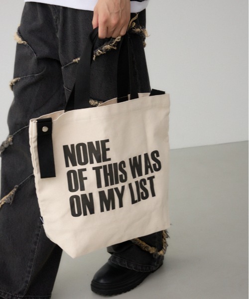 AZUL by moussy(アズールバイマウジー)の「2WAYカラーロゴトートバッグ(トートバッグ・メンズ・ブラック/オフホワイト/ブルー/マジェンタ/イエロー・FREE)」の2枚目の写真