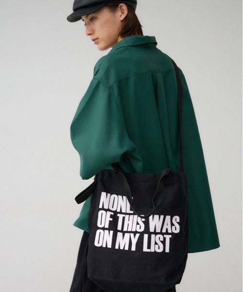 AZUL by moussy(アズールバイマウジー)の「2WAYカラーロゴトートバッグ(トートバッグ・メンズ・ブラック/オフホワイト/ブルー/マジェンタ/イエロー・FREE)」の3枚目の写真