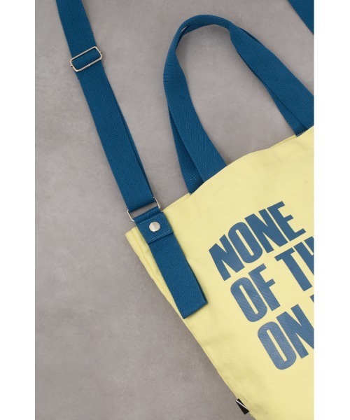 AZUL by moussy(アズールバイマウジー)の「2WAYカラーロゴトートバッグ(トートバッグ・メンズ・ブラック/オフホワイト/ブルー/マジェンタ/イエロー・FREE)」の13枚目の写真