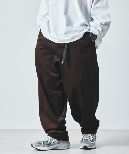 FREAK'S STORE（フリークスストア）の「限定展開 ワイドシルエット コーデュロイ クライミングパンツ（その他パンツ・メンズ・ブラウン/ベージュ/ブラック/オリーブ・LARGE/MEDIUM/SMALL）」の2枚目の写真