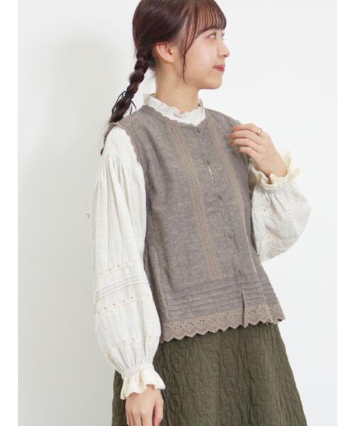Samansa Mos2（サマンサ モスモス）の「裾スカラップレースベスト（ベスト・レディース・モカ/ネイビー/チャコールグレー/オフホワイト・F）」の2枚目の写真