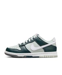 NIKE（ナイキ）の「ナイキ ダンク LOW ジュニアシューズ / Nike Dunk Low Big Kids' Shoes FB9109-300 Deep Jungle（スニーカー・キッズ）」