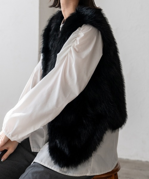 VitaFelice（ヴィータフェリーチェ）の「ショート丈　ファーベスト（ベスト・レディース・ブラック/ベージュ系その他/ライトグレー・FREE）」の4枚目の写真