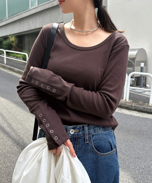 andme(アンドミー)の「【新色追加】テレコリブ2way袖ボタントップス(Tシャツ/カットソー・レディース・キナリ/オートミール/チャコールグレー/ブラック/ブラウン・FREE)」の1枚目の写真