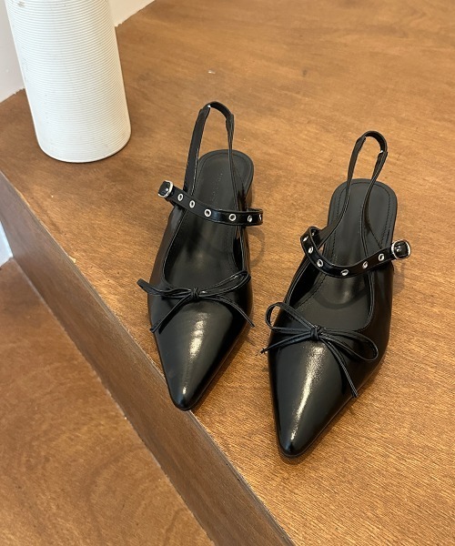 by muni:r（バイ ムニール）の「バックルストラップリボンパンプス（パンプス・レディース・ホワイト/ブラック・23.5cm/25.0cm/24.0cm/23.0cm/24.5cm）」の2枚目の写真