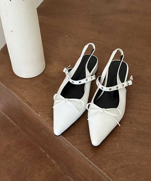 by muni:r（バイ ムニール）の「バックルストラップリボンパンプス（パンプス・レディース・ホワイト/ブラック・23.5cm/25.0cm/24.0cm/23.0cm/24.5cm）」の3枚目の写真