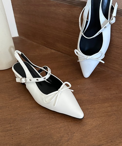 by muni:r（バイ ムニール）の「バックルストラップリボンパンプス（パンプス・レディース・ホワイト/ブラック・23.5cm/25.0cm/24.0cm/23.0cm/24.5cm）」の4枚目の写真