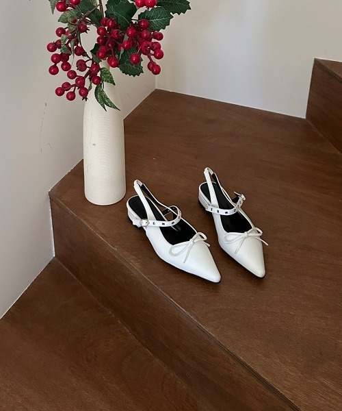 by muni:r（バイ ムニール）の「バックルストラップリボンパンプス（パンプス・レディース・ホワイト/ブラック・23.5cm/25.0cm/24.0cm/23.0cm/24.5cm）」の6枚目の写真