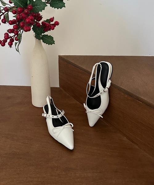 by muni:r（バイ ムニール）の「バックルストラップリボンパンプス（パンプス・レディース・ホワイト/ブラック・23.5cm/25.0cm/24.0cm/23.0cm/24.5cm）」の7枚目の写真