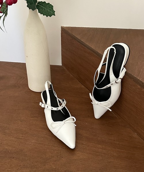 by muni:r（バイ ムニール）の「バックルストラップリボンパンプス（パンプス・レディース・ホワイト/ブラック・23.5cm/25.0cm/24.0cm/23.0cm/24.5cm）」の8枚目の写真