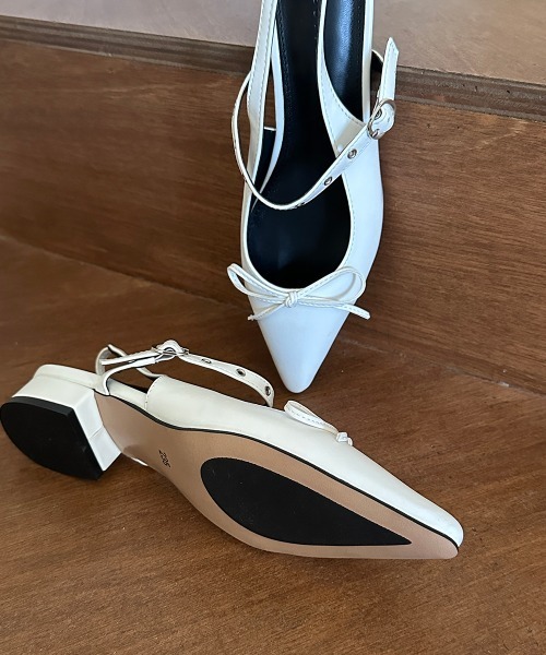 by muni:r（バイ ムニール）の「バックルストラップリボンパンプス（パンプス・レディース・ホワイト/ブラック・23.5cm/25.0cm/24.0cm/23.0cm/24.5cm）」の9枚目の写真