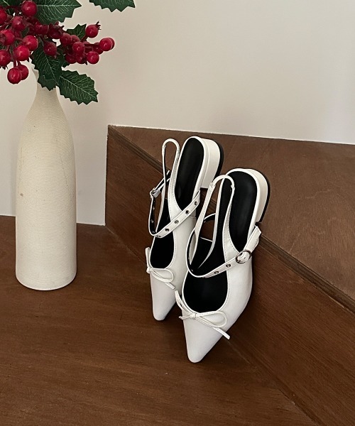 by muni:r（バイ ムニール）の「バックルストラップリボンパンプス（パンプス・レディース・ホワイト/ブラック・23.5cm/25.0cm/24.0cm/23.0cm/24.5cm）」の11枚目の写真