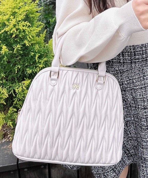 INGNI(イング)の「チャーム付キルティングボストンバッグ(ハンドバッグ・レディース・ピンクベージュ/ブラック/オフホワイト・ONE SIZE)」の1枚目の写真