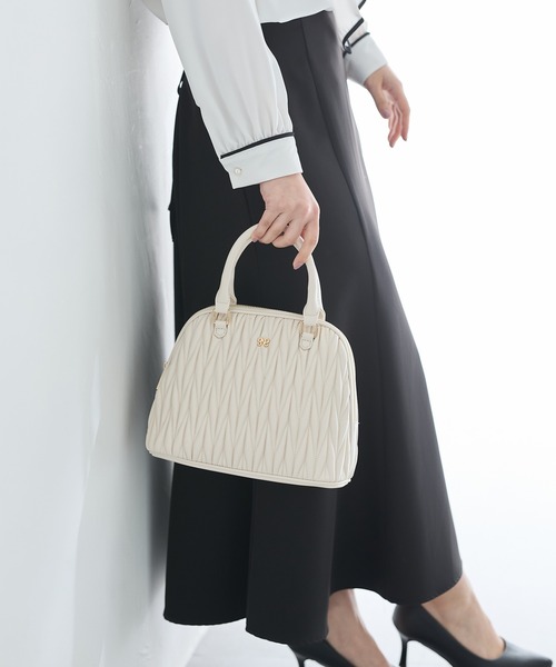 INGNI(イング)の「チャーム付キルティングボストンバッグ(ハンドバッグ・レディース・ピンクベージュ/ブラック/オフホワイト・ONE SIZE)」の2枚目の写真