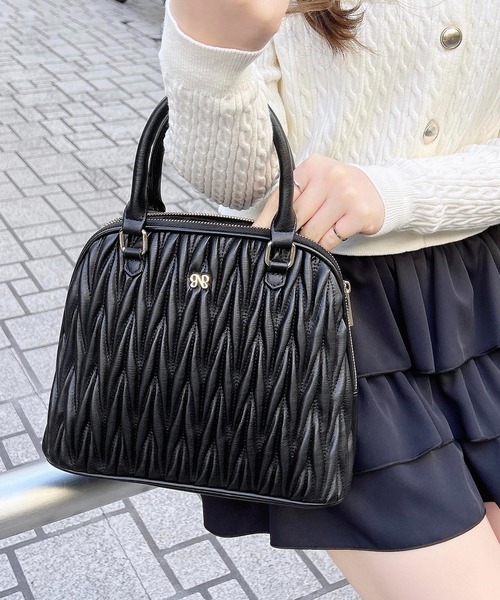 INGNI(イング)の「チャーム付キルティングボストンバッグ(ハンドバッグ・レディース・ピンクベージュ/ブラック/オフホワイト・ONE SIZE)」の3枚目の写真