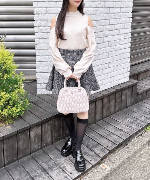 INGNI(イング)の「チャーム付キルティングボストンバッグ(ハンドバッグ・レディース・ピンクベージュ/ブラック/オフホワイト・ONE SIZE)」の8枚目の写真