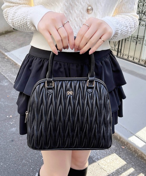 INGNI(イング)の「チャーム付キルティングボストンバッグ(ハンドバッグ・レディース・ピンクベージュ/ブラック/オフホワイト・ONE SIZE)」の6枚目の写真