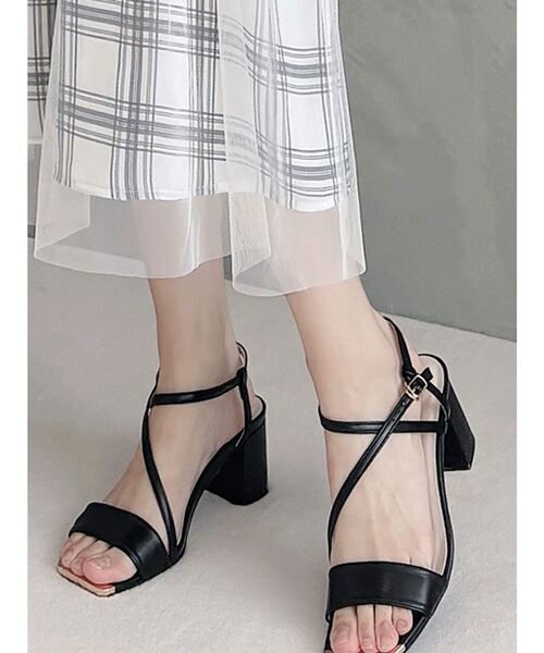 MERCURYDUO（マーキュリーデュオ）の「メタルパーツストラップサンダル（サンダル・レディース・オフホワイト/ブラック/ベージュ・36/38）」の2枚目の写真