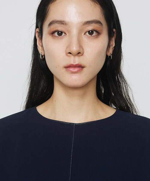 K.T KIYOKO TAKASE（キヨコタカセ）の「バックサテン ドルマンスリーブプルオーバー（シャツ/ブラウス・レディース・ロイヤルブルー/ネイビー/ライトグレー・9号/7号）」の9枚目の写真