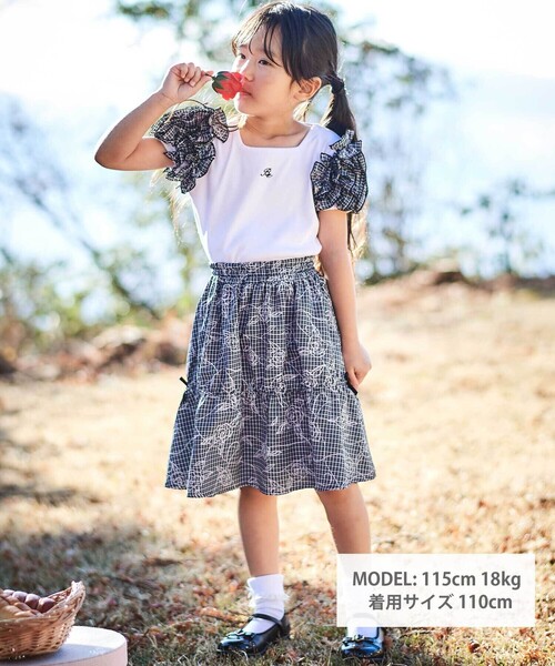 BeBe（ベベ）の「【お揃い】先染めチェックローズプリントフリルパフスリーブリブTシャツ(90~160cm)（Tシャツ/カットソー・キッズ・ホワイト・120cm/130cm/140cm/150cm）」の2枚目の写真