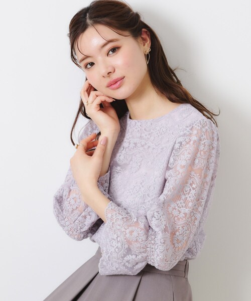 couture brooch(クチュールブローチ)の「【一枚で着映える・華やか・通勤】エンブロチュール キャンディーズブラウス(シャツ/ブラウス・レディース・サックスブルー/オフホワイト・38/40/36/42)」の1枚目の写真