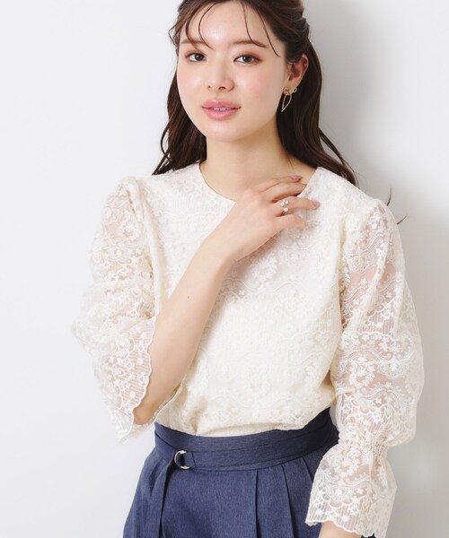 couture brooch(クチュールブローチ)の「【一枚で着映える・華やか・通勤】エンブロチュール キャンディーズブラウス(シャツ/ブラウス・レディース・サックスブルー/オフホワイト・38/40/36/42)」の6枚目の写真
