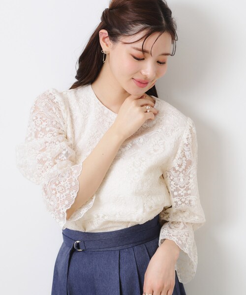 couture brooch(クチュールブローチ)の「【一枚で着映える・華やか・通勤】エンブロチュール キャンディーズブラウス(シャツ/ブラウス・レディース・サックスブルー/オフホワイト・38/40/36/42)」の7枚目の写真
