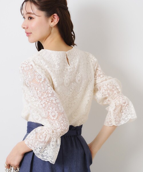 couture brooch(クチュールブローチ)の「【一枚で着映える・華やか・通勤】エンブロチュール キャンディーズブラウス(シャツ/ブラウス・レディース・サックスブルー/オフホワイト・38/40/36/42)」の9枚目の写真