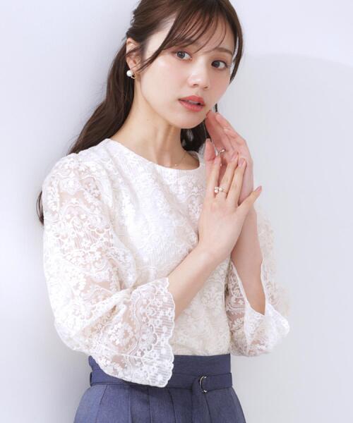 couture brooch(クチュールブローチ)の「【一枚で着映える・華やか・通勤】エンブロチュール キャンディーズブラウス(シャツ/ブラウス・レディース・サックスブルー/オフホワイト・38/40/36/42)」の12枚目の写真