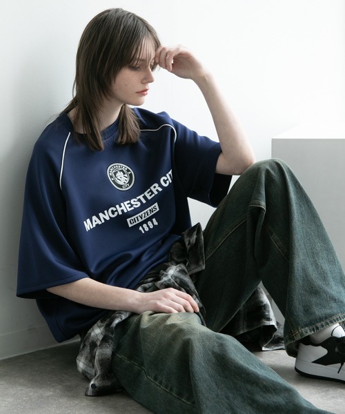 CORPUS SELECT(コーパストーキョー)の「【Manchester City/マンチェスターシティー】エンブレムロゴワッペン ラグランショートスリーブデザインTシャツ 裾ドロスト(Tシャツ/カットソー・メンズ・チャコールグレー/ブラック/ネイビー/ホワイト・M/L)」の17枚目の写真