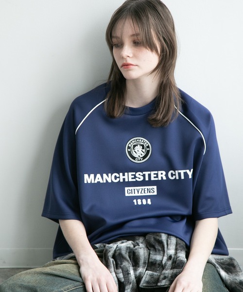CORPUS SELECT(コーパストーキョー)の「【Manchester City/マンチェスターシティー】エンブレムロゴワッペン ラグランショートスリーブデザインTシャツ 裾ドロスト(Tシャツ/カットソー・メンズ・チャコールグレー/ブラック/ネイビー/ホワイト・M/L)」の16枚目の写真