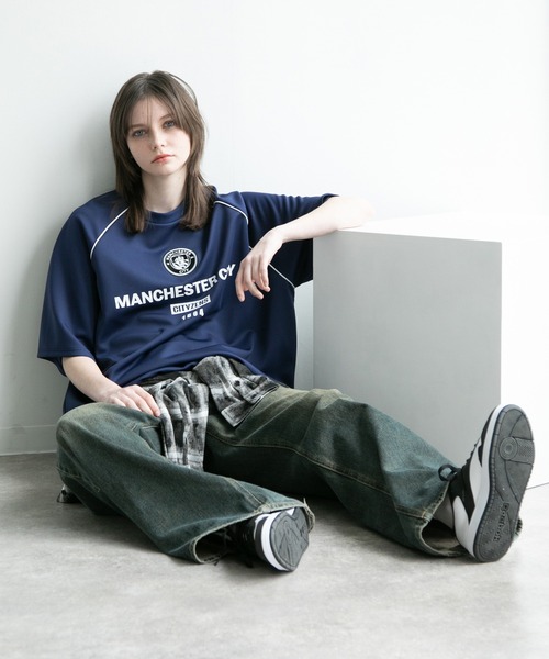 CORPUS SELECT(コーパストーキョー)の「【Manchester City/マンチェスターシティー】エンブレムロゴワッペン ラグランショートスリーブデザインTシャツ 裾ドロスト(Tシャツ/カットソー・メンズ・チャコールグレー/ブラック/ネイビー/ホワイト・M/L)」の18枚目の写真