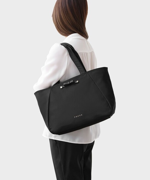 TOCCA(トッカ)の「JOLIE KNOT NYLONTOTE トートバッグ(トートバッグ・レディース・ブラック系/ベージュ系/ネイビー系・F)」の6枚目の写真