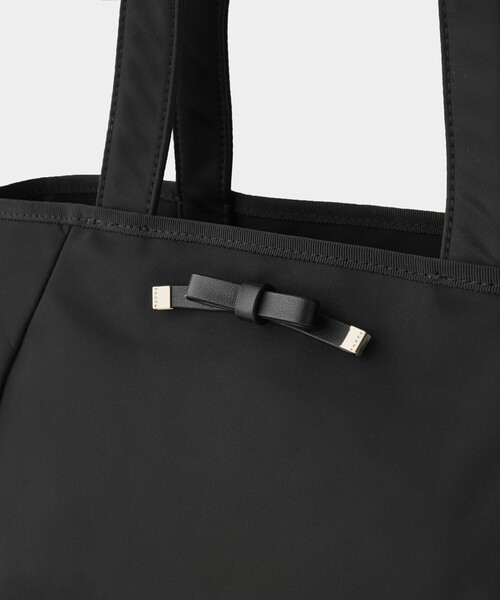 TOCCA(トッカ)の「JOLIE KNOT NYLONTOTE トートバッグ(トートバッグ・レディース・ブラック系/ベージュ系/ネイビー系・F)」の9枚目の写真