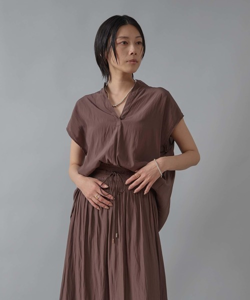 Liesse（リエス）の「バックギャザーブラウス（シャツ/ブラウス・レディース・ホワイト/ブラウン/イエロー/グレイッシュベージュ・FREE）」の2枚目の写真