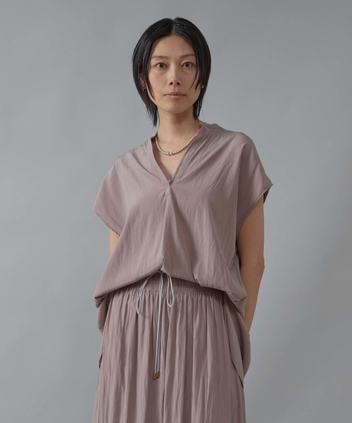 Liesse（リエス）の「バックギャザーブラウス（シャツ/ブラウス・レディース・ホワイト/ブラウン/イエロー/グレイッシュベージュ・FREE）」の3枚目の写真