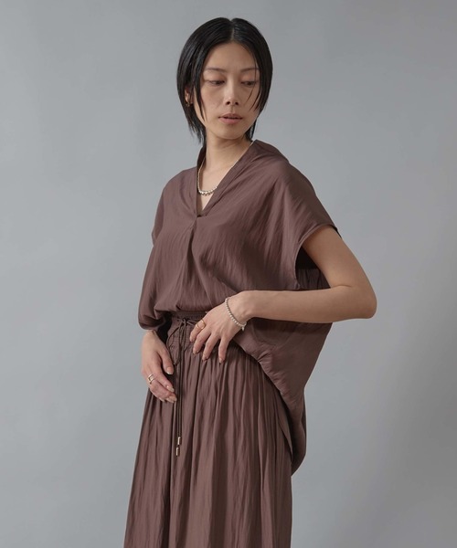 Liesse（リエス）の「バックギャザーブラウス（シャツ/ブラウス・レディース・ホワイト/ブラウン/イエロー/グレイッシュベージュ・FREE）」の13枚目の写真