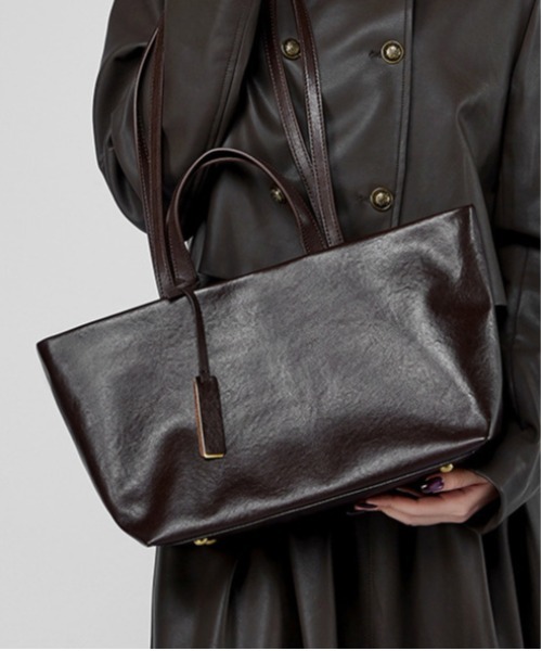 NiiNa(ニーナ)の「【 NiiNa / ニーナ 】高品質牛革2wayシックワンハンドルトートバッグ(トートバッグ・レディース・ブラウン/ダークブラウン/ブラック・FREE)」の15枚目の写真