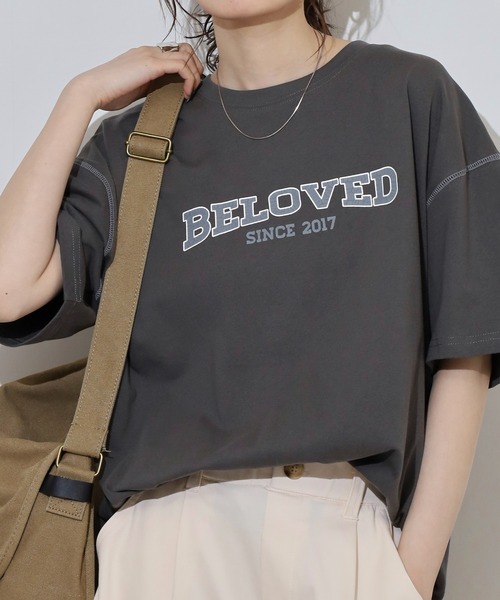 Arinomama(アリノママ)の「カレッジロゴ風ワイドTシャツ(Tシャツ/カットソー・レディース・グレイッシュベージュ/スミクロ/ブラック/オフホワイト・FREE)」の4枚目の写真