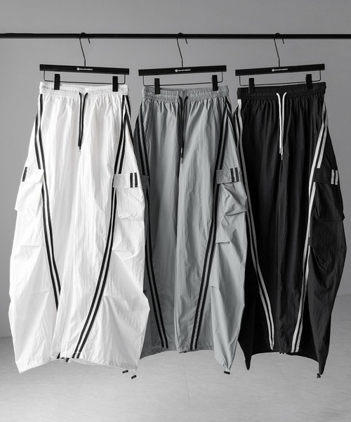 me+em select（ミームセレクト）の「【 ３color ／裾絞り可能２WAY 】サイドラインナイロンタックカーゴワイドパンツ ／ side line nylon tuck cargo wide pants（その他パンツ・レディース・ホワイト/グレー/ブラック・FREE）」の3枚目の写真
