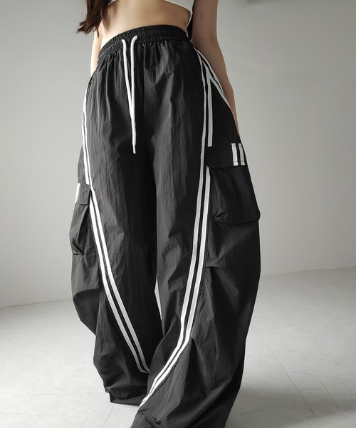 me+em select（ミームセレクト）の「【 ３color ／裾絞り可能２WAY 】サイドラインナイロンタックカーゴワイドパンツ ／ side line nylon tuck cargo wide pants（その他パンツ・レディース・ホワイト/グレー/ブラック・FREE）」の9枚目の写真
