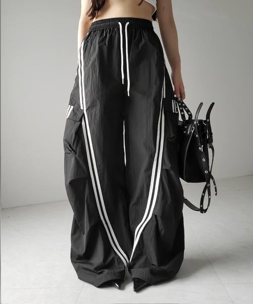 me+em select（ミームセレクト）の「【 ３color ／裾絞り可能２WAY 】サイドラインナイロンタックカーゴワイドパンツ ／ side line nylon tuck cargo wide pants（その他パンツ・レディース・ホワイト/グレー/ブラック・FREE）」の11枚目の写真