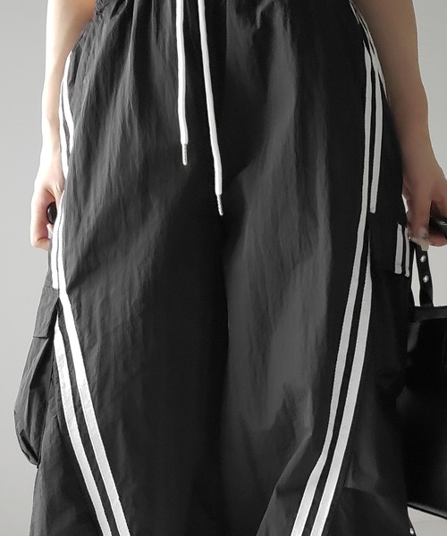 me+em select（ミームセレクト）の「【 ３color ／裾絞り可能２WAY 】サイドラインナイロンタックカーゴワイドパンツ ／ side line nylon tuck cargo wide pants（その他パンツ・レディース・ホワイト/グレー/ブラック・FREE）」の15枚目の写真