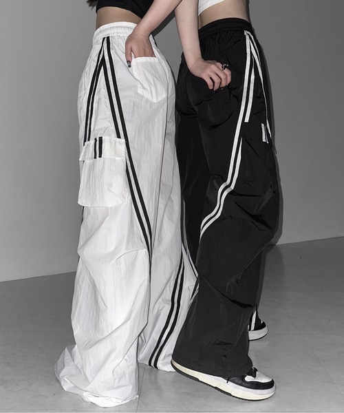 me+em select（ミームセレクト）の「【 ３color ／裾絞り可能２WAY 】サイドラインナイロンタックカーゴワイドパンツ ／ side line nylon tuck cargo wide pants（その他パンツ・レディース・ホワイト/グレー/ブラック・FREE）」の5枚目の写真