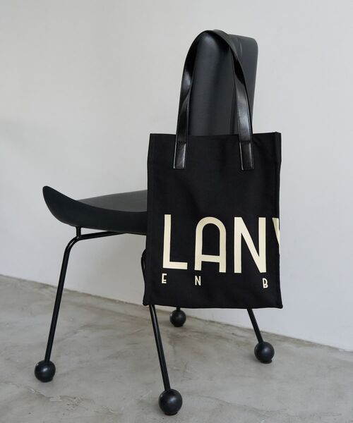LANVIN en Bleu（ランバンオンブルー）の「ロゴポリエステルキャンバストートバッグ（トートバッグ・レディース・オフホワイト/ブラック/オレンジ/イエロー/ブラウン・FREE）」の16枚目の写真