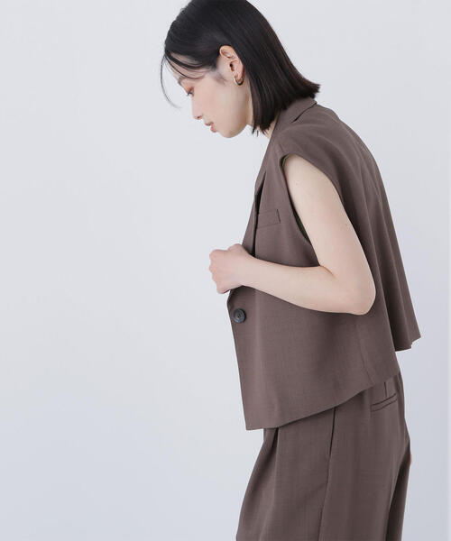 NATURAL BEAUTY BASIC（ナチュラルビューティーベーシック）の「◇【Oggi掲載】クロップドジレセットアップ（パンツドレス・レディース・グレー/ブラウン/ベージュ・SMALL/MEDIUM）」の4枚目の写真