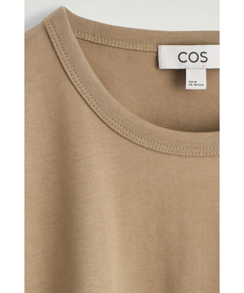 COS(コス)の「ライトウェイト ブラッシュドコットンTシャツ(Tシャツ/カットソー・メンズ・ネイビー/ブラック/バーガンディー/ベージュ/ダークベージュ/ダークブルー・XL/M/XS/S/L)」の8枚目の写真