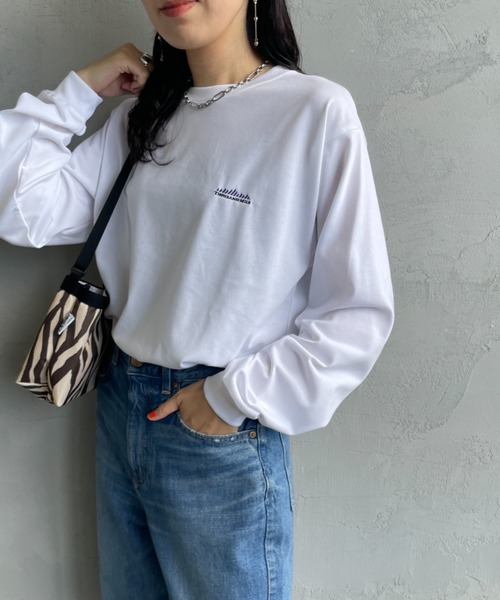 THOUSAND MILE（サウザンドマイル）の「[THOUSAND MILE/サウザンドマイル] ワンポイント刺繍ロゴ ロングスリーブTシャツ（Tシャツ/カットソー・レディース・ブラック/グレー/ホワイト/ブラウン/グリーン・S）」の2枚目の写真