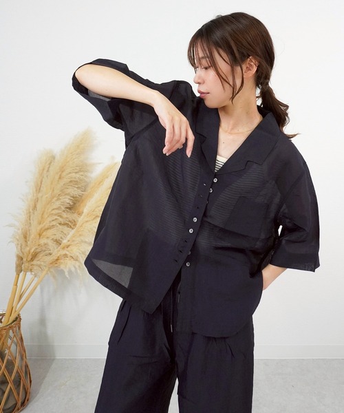 gossara(ゴサラ)の「艶シアー半袖シャツ(シャツ/ブラウス・レディース・ライトグレー/ブラウン/チャコール・FREE)」の2枚目の写真